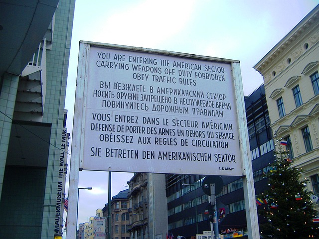 checkpoint-charlie-700252_640